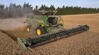 John Deere X9 1100 - Harvesting Wheat