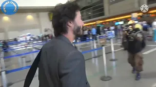 KEANU REEVES TAKE MORE PHOTOS FOR FANS WHILE ARRIVE IN THE AIRPORT