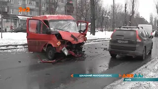 Страшна аварія у столиці: скажений мікроавтобус понісся у некерованому польоті на зустрічку