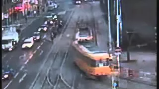 трамвай сходит с рельс и сносит людей на остановке 18+