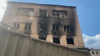Вибухи в Києві: як виглядає багатоповерхівка та будівля поряд, в які вчора поцілили російські ракети