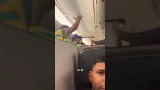 Aguero stuck on a plane with Brazil fans 😂 #shorts #aguero #argentina #brazil #messi #plane #sergio