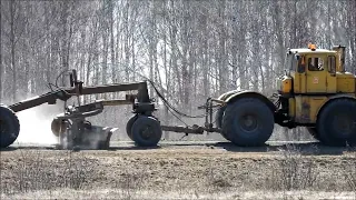 Гусеничный и колёсный трактора ДТ-75 и К-700 Кировец с прицепным грейдером