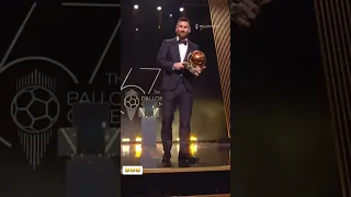 Месси получает золотой мяч. Пркол джавид #золотоймяч #джавид #приколы #ballondor #goldenball #messi