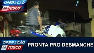 Policiais encontram moto de luxo roubada dentro de comunidade