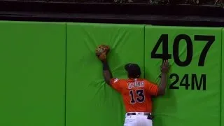 WSH@MIA: Ozuna makes a great catch against the wall
