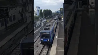 Двухэтажный поезд на линии RER C в Париже прибывает на станцию Pont du Garigliano