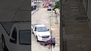 Motorista flagra roubo e derruba moto de ladrão três vezes seguidas no Equador