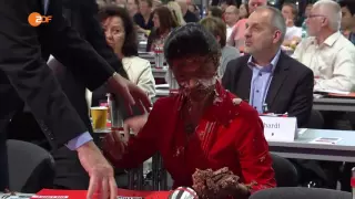 Wagenknecht mit Torte beworfen