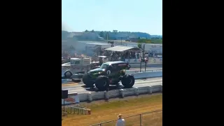 "Corrida Épica: Caminhão a Jato vs. Monster Truck!"