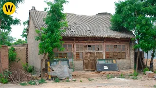 Grandpa was sick in the hospital. A young man secretly renovating an old house to help him