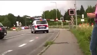 Polizeiauto crasht in Bahnschranken   Police car crashes into rail crossings   Unfall Epic Fail #109