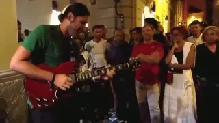 Marcello Calabrese - street guitarist and his fingers out of control - "Smoke on the water"