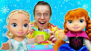 Frozen. Elsa- ja Anna -nuket. Hoidetaan Elsa Frozen-nukkea lasten lelujen ja nukkejen kanssa.