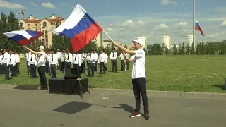 Церемония открытия 50-метрового флагштока и поднятие государственного флага РФ в парке Победы