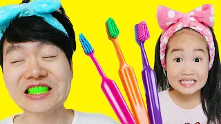 Boram passe un bon moment à se brosser les dents avec une brosse à dents colorée