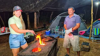 Montamos acampamento embaixo de chuva pescamos e fizemos feijão gordo com pernil no fogão a lenha