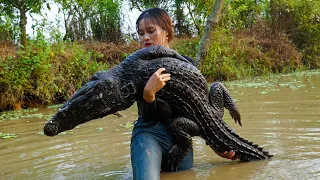 Crocodile Attack - Fight to Catch the Crocodile - Harvesting Wild Banana go to Market Sell - Cooking
