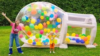 Chris y mamá construyen una casa de juegos inflable y un desafío Pink vs Black para niños