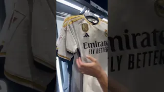 Entro en la tienda Del Real Madrid en el Bernabéu para ver la nueva camiseta #realmadrid #shorts