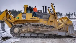 Big Komatsu D475A Dozer Working