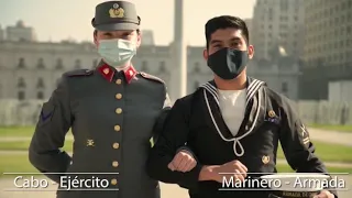 Marino bailando cueca junto a camarada del Ejército de Chile