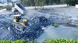 Best Shantui Bulldozer Filling Repairing a Landslip With 25T Dump Trucks