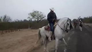 JOSE GUADALUPE ESPARZA CABALGANDO Y CANTANDO A RIENDA SUELTA