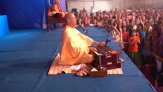 HARE KRISHNA KIRTAN LED BY RADHANATH SWAMI IN VRINDAVAN