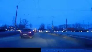 Авто похожее на Мерседес Королева едет по встречке