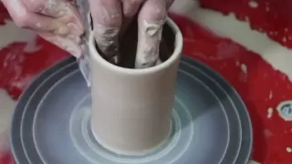 Обучение гончарству. Делаем цилиндр. Throwing a simple pottery cylinder on the wheel