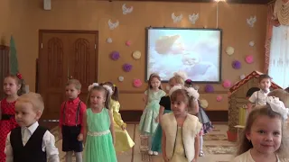 Танец "У каждого мама своя" исполняют дети гр №3 СП "ЦРР - д/с "Сказка"