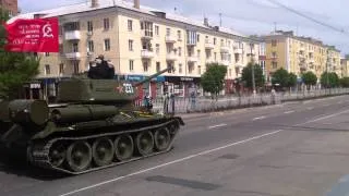 Танк промчался. День Победы Луганск(Lugansk) 09.05.2014