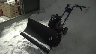 Крот чистит снег