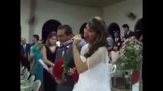 Com vozeirão, noiva entra cantando em casamento e emociona os convidados