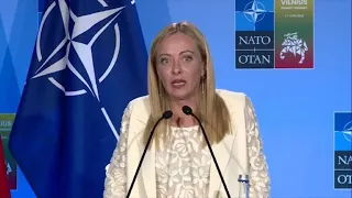 Meloni sui tacchi alti al vertice Nato, il fuorionda della premier: "Mi fanno malissimo i piedi"