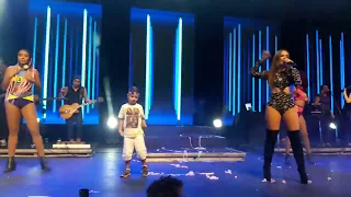 Niño baila en el concierto de Anitta - Sim Ou Não - Anitta - HD