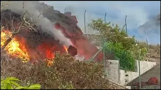 La lava llega a las casas en La Palma