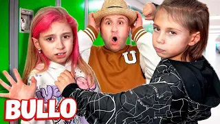 IL FIDANZATO DI GIORGIA DIVENTA UN BULLO ROMPE TUTTI I GIOCHI DI GIORGIA E PAPÀ SALVO  LO MANDA VIA!