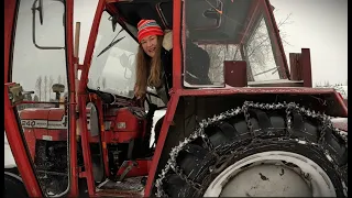 LEARNING TO SNOW PLOUGHING WITH THE OLD TRACTOR - MASSEY FERGUSON 240 - OVER A ONE METER SNOWBANK