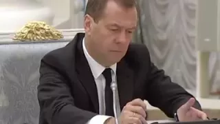 Медведев играет Покемон Го на заседании у Путина