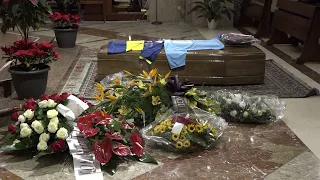 I funerali di Hugo Maradona a Napoli con le maglie del Napoli e del Boca sulla bara