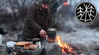 The water is frozen from the cold! Swedish M39 Military Mess Kit. Lentil soup. Outdoor cooking.