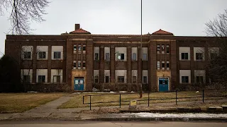 Terrifying encounter in an abandoned high school - Urban Exploring Minnesota (S4-EI)