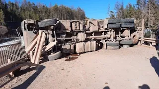 Жуткое Дтп в иркутской области 12.04.2021г- лесовоз SAB опрокинулся на бок. Водитель лесовоза погиб.