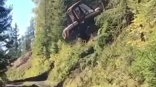 Ponsse forwarder on some steep slope work... I am at a loss for words 😳😳😳😳 Via: @dapperdiesels