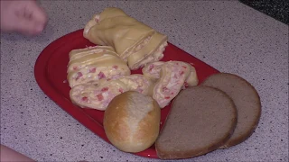 Partysnack - Käserolle aus Schnittkäse und Schmelzkäse mit Ei und Schinken