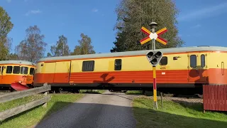 *Klocka lägger av/Bell dies* Järnvägsövergång Ågård / Swedish railroad crossing