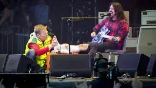 Foo Fighters frontman breaks leg, finishes show
