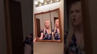 Девушка поёт песню перед зеркалом. ОЧЕНЬ СМЕШНОЕ ВИДЕО